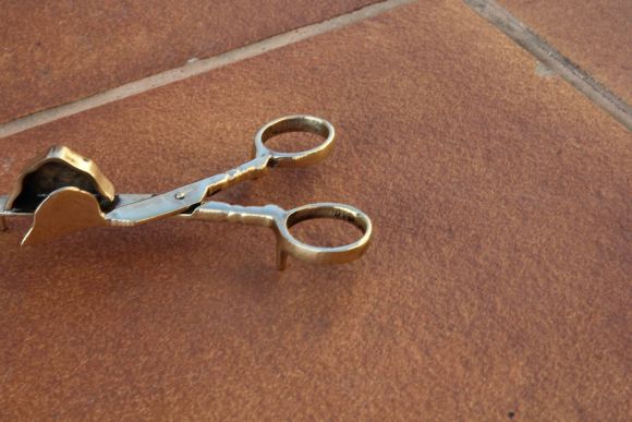 Старинный гаситель для пламени свечи