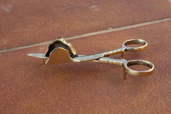 Старинный гаситель для пламени свечи