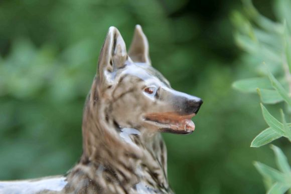 Фарфоровая статуэтка собаки