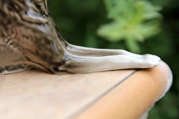 Фарфоровая статуэтка собаки