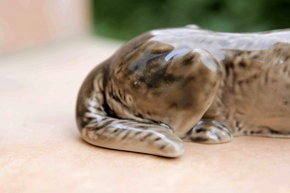 Фарфоровая статуэтка собаки