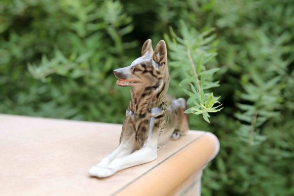 Фарфоровая статуэтка собаки