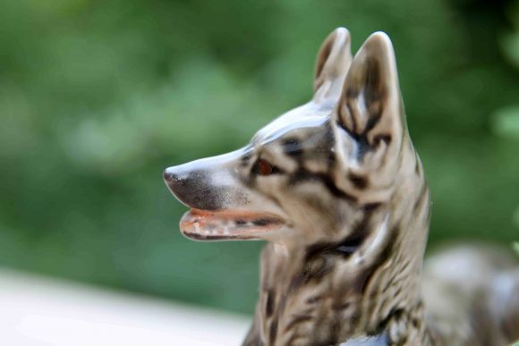 Фарфоровая статуэтка собаки