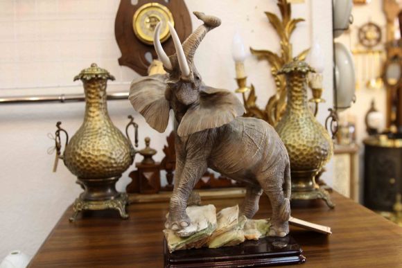 Винтажная статуэтка "Слон на камнях". Италия. 20 век.