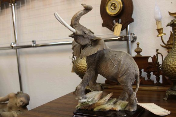 Винтажная статуэтка "Слон на камнях". Италия. 20 век.