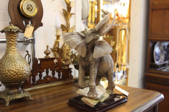 Винтажная статуэтка "Слон на камнях". Италия. 20 век.