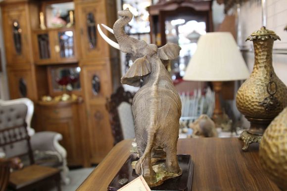 Винтажная статуэтка "Слон на камнях". Италия. 20 век.