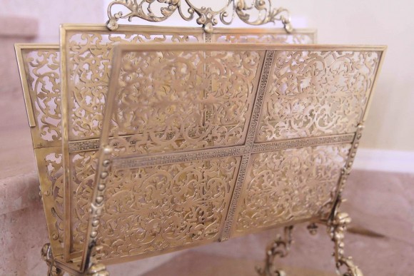 Необычной красоты антикварная газетница