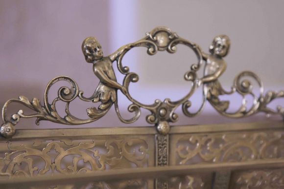 Необычной красоты антикварная газетница