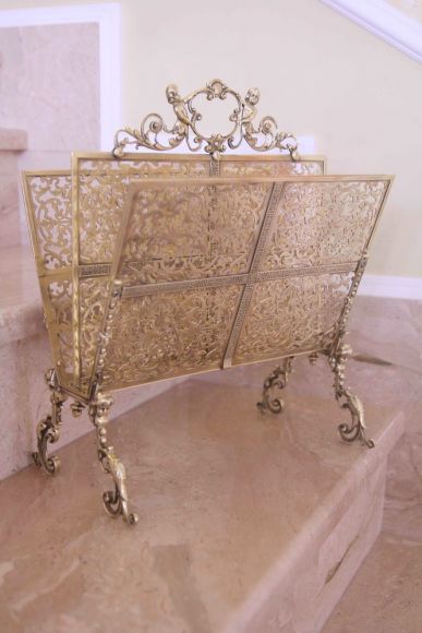 Необычной красоты антикварная газетница