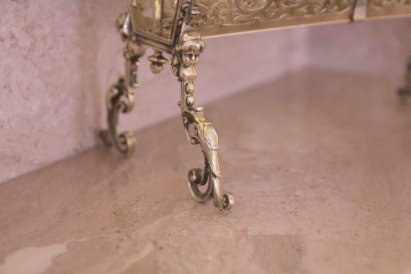 Необычной красоты антикварная газетница