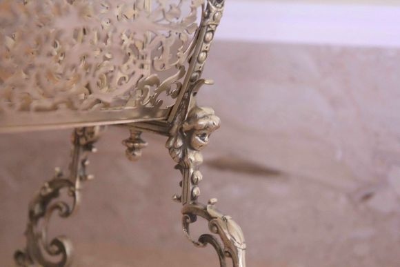 Необычной красоты антикварная газетница