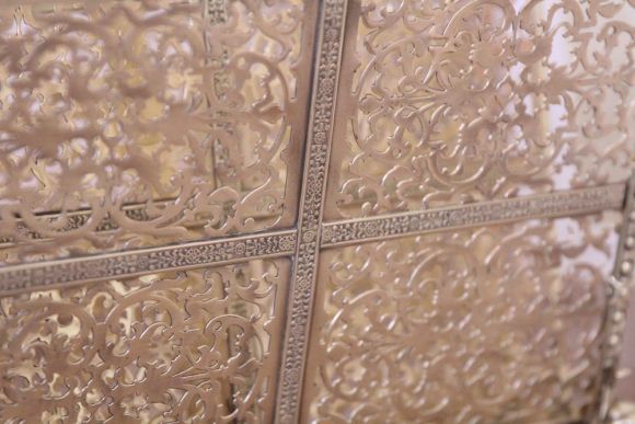 Необычной красоты антикварная газетница