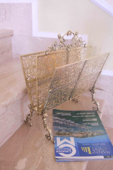 Необычной красоты антикварная газетница