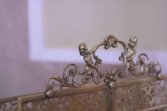 Необычной красоты антикварная газетница