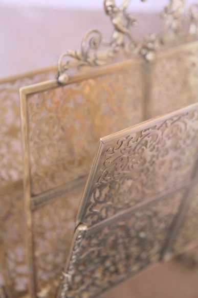 Необычной красоты антикварная газетница