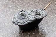 Старинный чугунный зольник в черном цвете