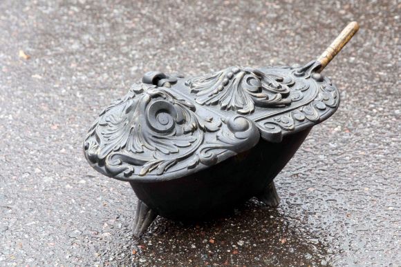 Старинный чугунный зольник в черном цвете
