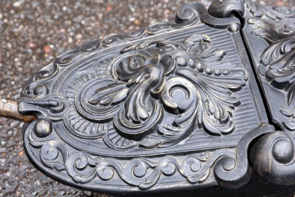 Старинный чугунный зольник в черном цвете