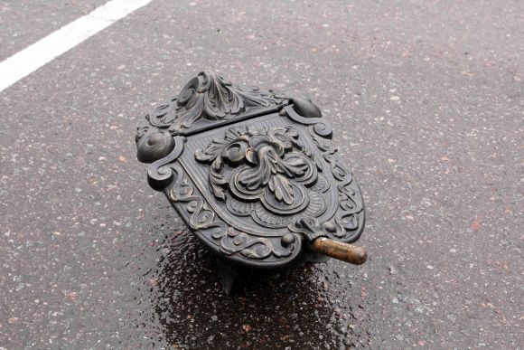 Старинный чугунный зольник в черном цвете