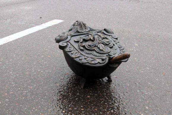 Старинный чугунный зольник в черном цвете