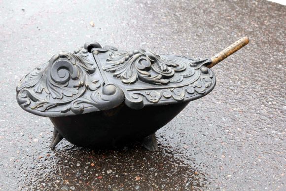 Старинный чугунный зольник в черном цвете