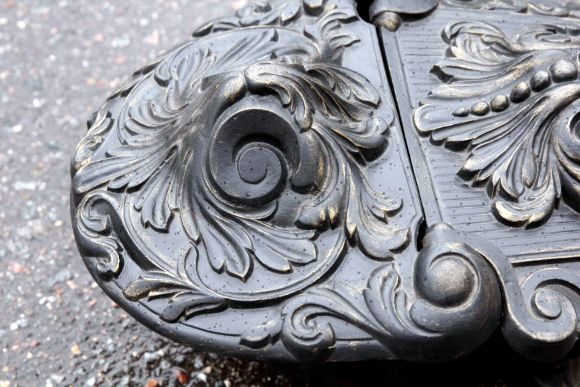 Старинный чугунный зольник в черном цвете