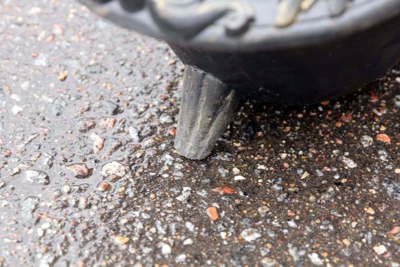 Старинный чугунный зольник в черном цвете