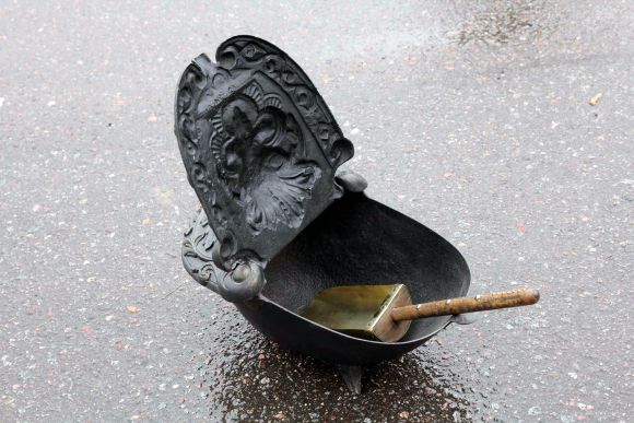 Старинный чугунный зольник в черном цвете