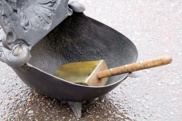 Старинный чугунный зольник в черном цвете