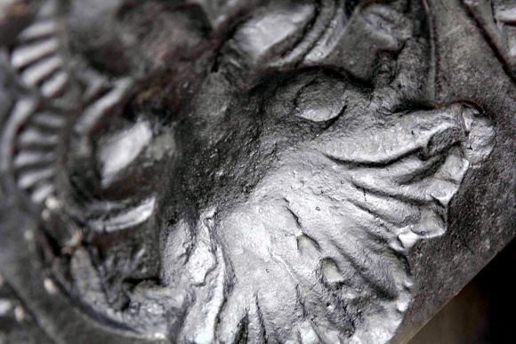 Старинный чугунный зольник в черном цвете