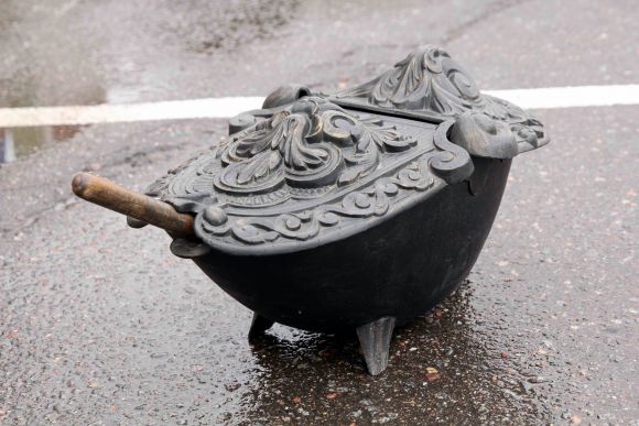 Старинный чугунный зольник в черном цвете