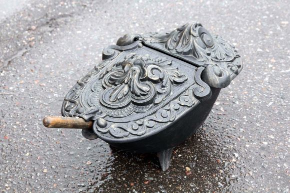 Старинный чугунный зольник в черном цвете