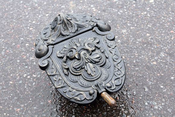 Старинный чугунный зольник в черном цвете