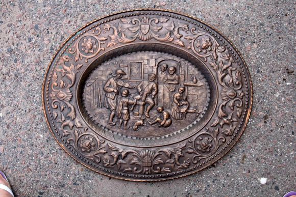 Овальное панно из меди в патине ДОМАШНИЙ ПРАЗДНИК