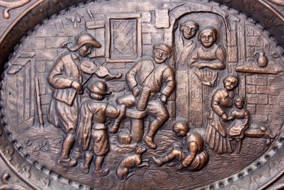 Овальное панно из меди в патине ДОМАШНИЙ ПРАЗДНИК