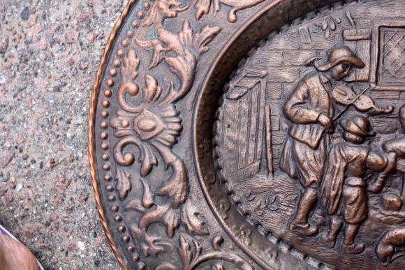 Овальное панно из меди в патине ДОМАШНИЙ ПРАЗДНИК