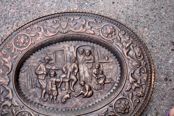 Овальное панно из меди в патине ДОМАШНИЙ ПРАЗДНИК