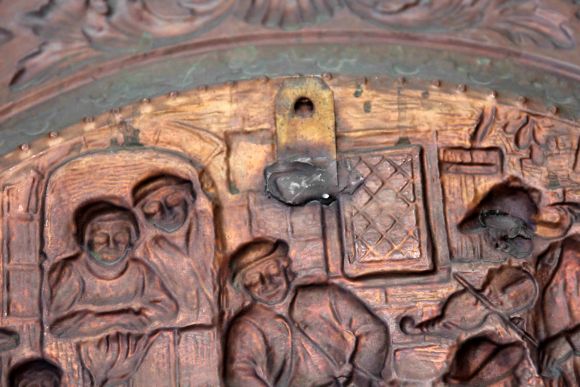 Овальное панно из меди в патине ДОМАШНИЙ ПРАЗДНИК