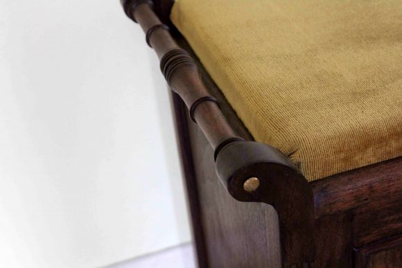 Антикварная банкетка в прихожую с мягким бархатом