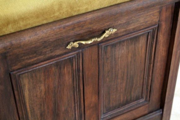 Антикварная банкетка в прихожую с мягким бархатом