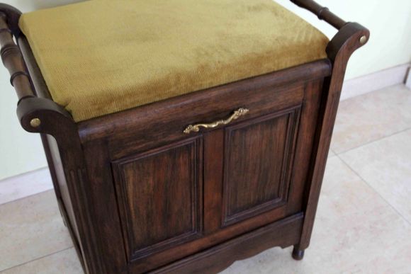 Антикварная банкетка в прихожую с мягким бархатом