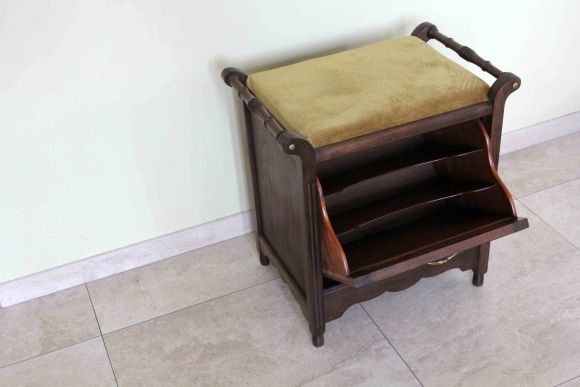 Антикварная банкетка в прихожую с мягким бархатом