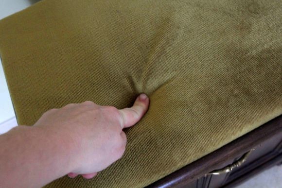 Антикварная банкетка в прихожую с мягким бархатом