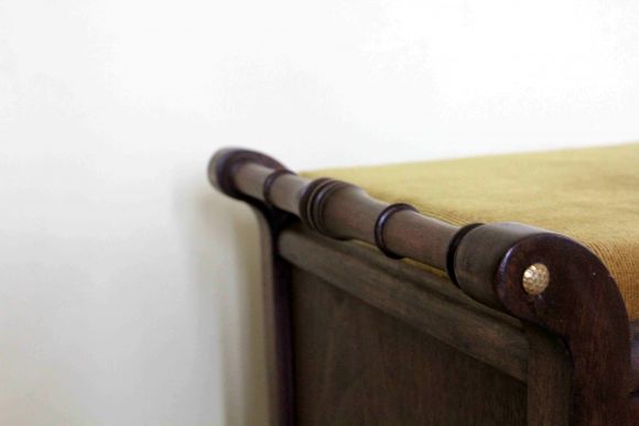 Антикварная банкетка в прихожую с мягким бархатом