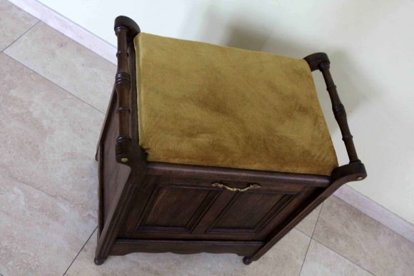 Антикварная банкетка в прихожую с мягким бархатом