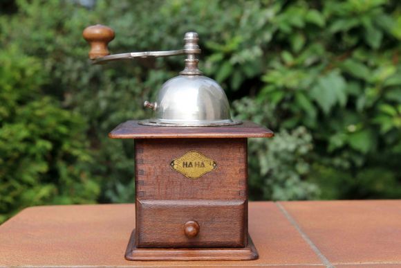 Старинная деревянная кофемолка