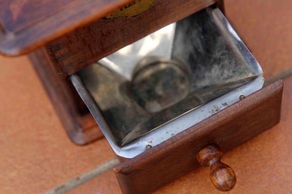 Старинная деревянная кофемолка