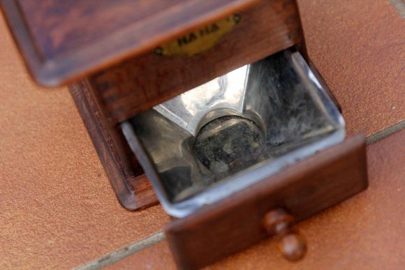 Старинная деревянная кофемолка