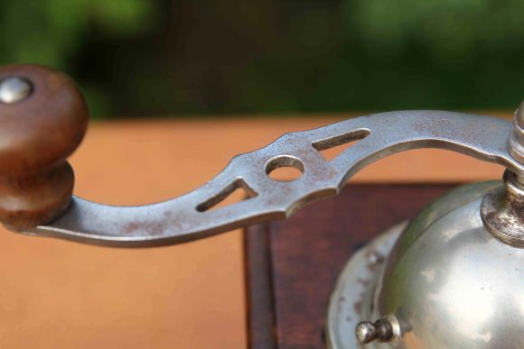 Старинная деревянная кофемолка